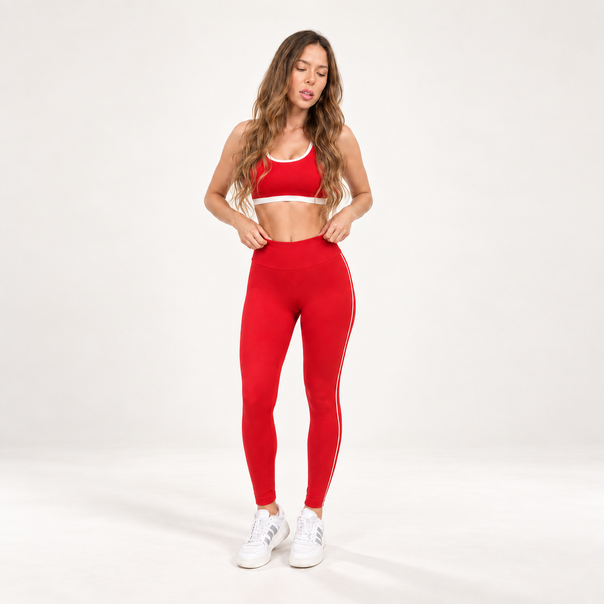 Conjunto Fitness Feminino 3 Peças Top Short e Legging Trio em fotografia de estúdio.