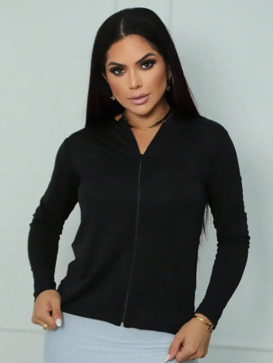 Mulher com casaco preto de manga longa e zíper, fundo branco fosco