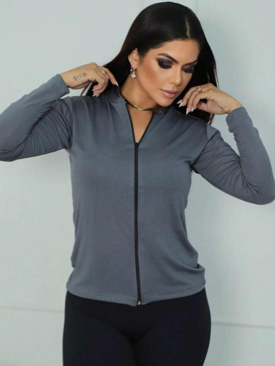 Mulher usando casaco cinza de manga longa com zíper, fundo branco fosco