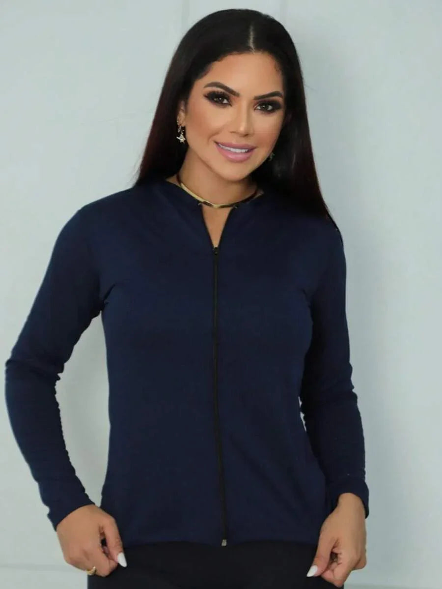 Mulher sorridente veste casaco azul marinho com zíper frontal, fundo branco fosco