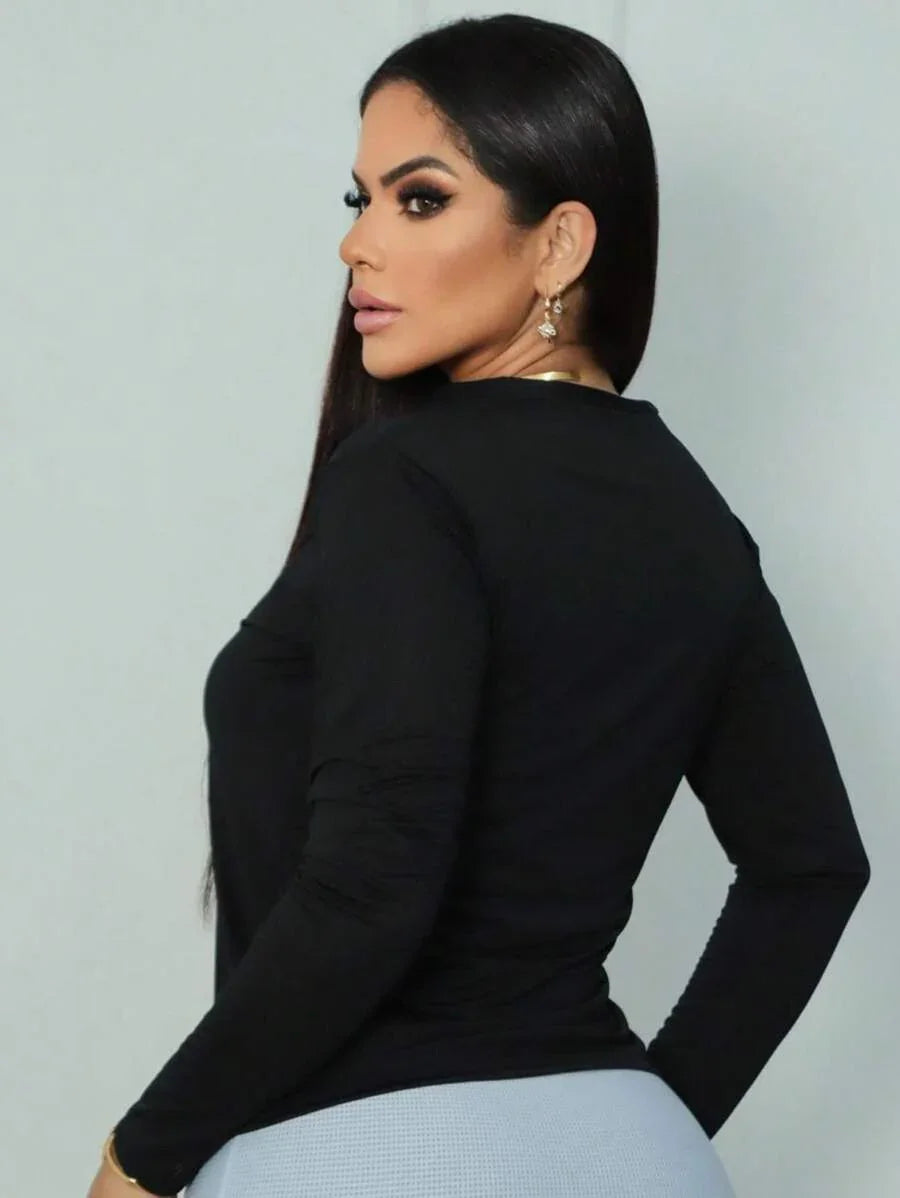 Mulher vestindo blusa preta de manga longa, fundo branco fosco