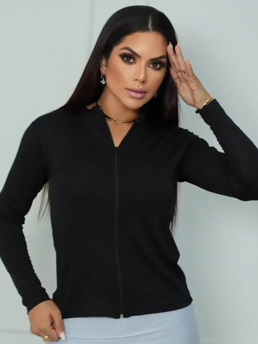 Mulher vestindo casaco preto básico com zíper em fundo branco fosco