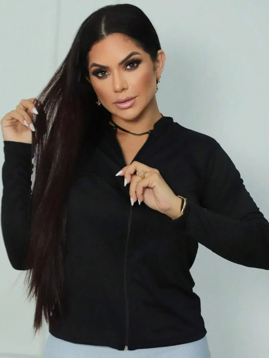 Mulher com casaco preto básico de zíper, cabelo longo liso e fundo branco fosco