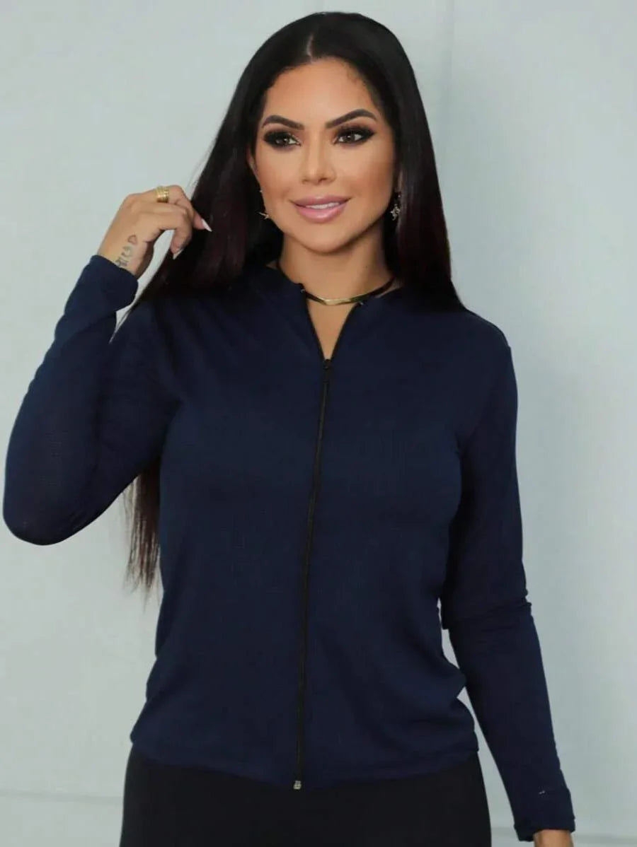 Mulher vestindo casaco azul escuro com zíper, fundo branco fosco