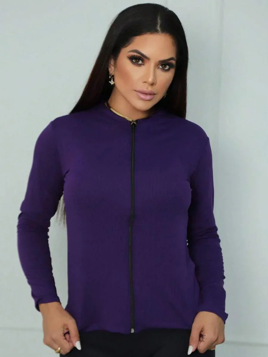 Mulher com casaco roxo de manga longa com zíper preto, fundo branco fosco