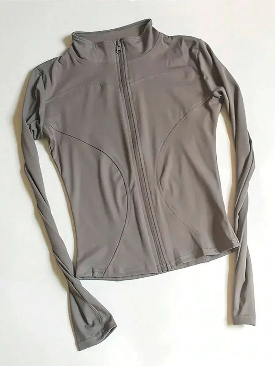 Jaqueta fitness cinza com zíper frontal, manga longa, tecido leve em fundo branco fosco