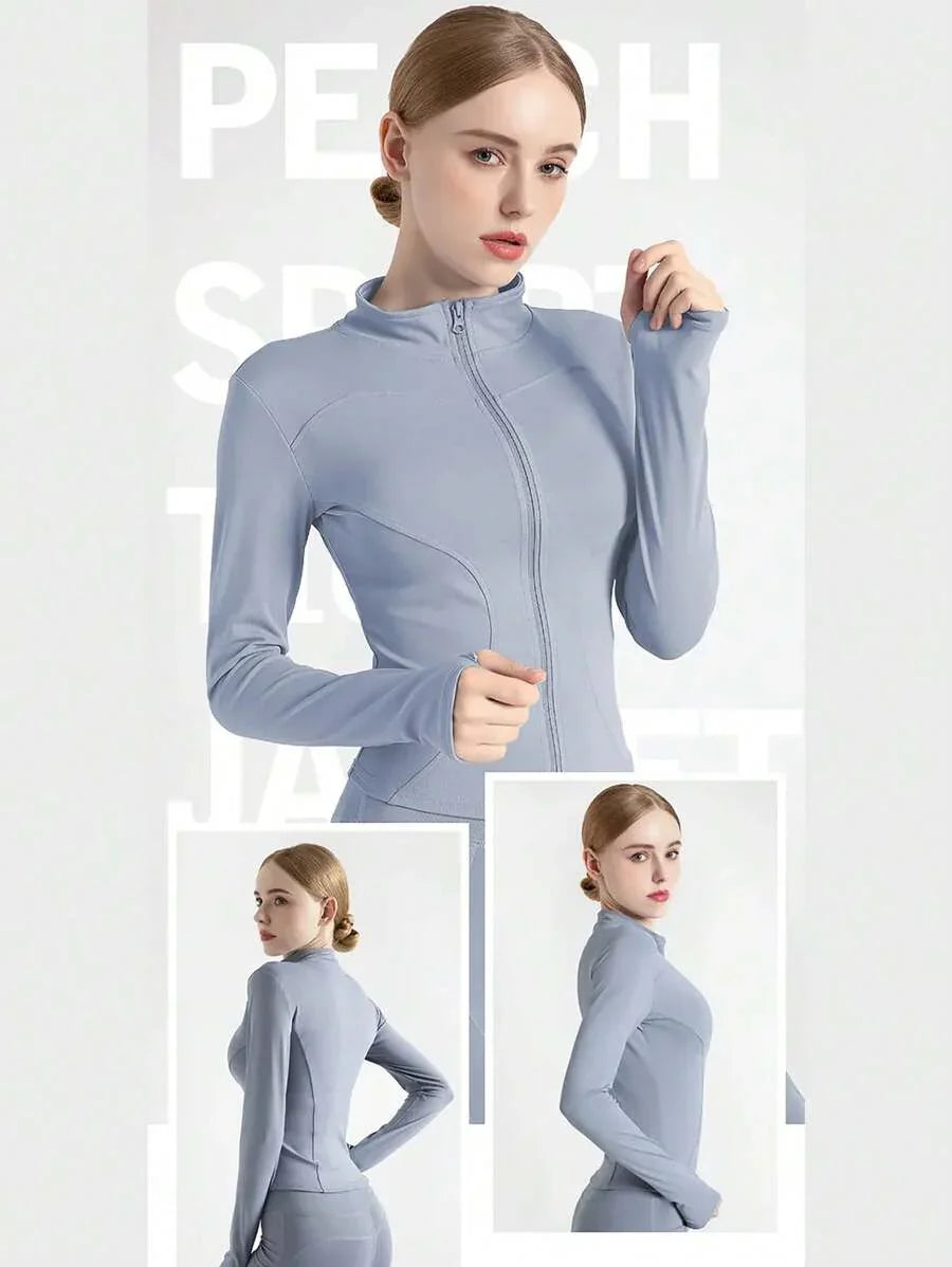 Mulher vestindo jaqueta esportiva azul clara com zíper e fundo branco fosco