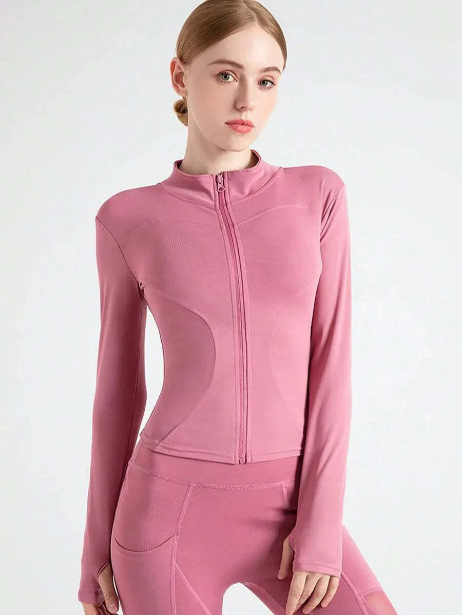 Mulher usando jaqueta esportiva rosa de manga longa com zíper, sobre fundo branco fosco